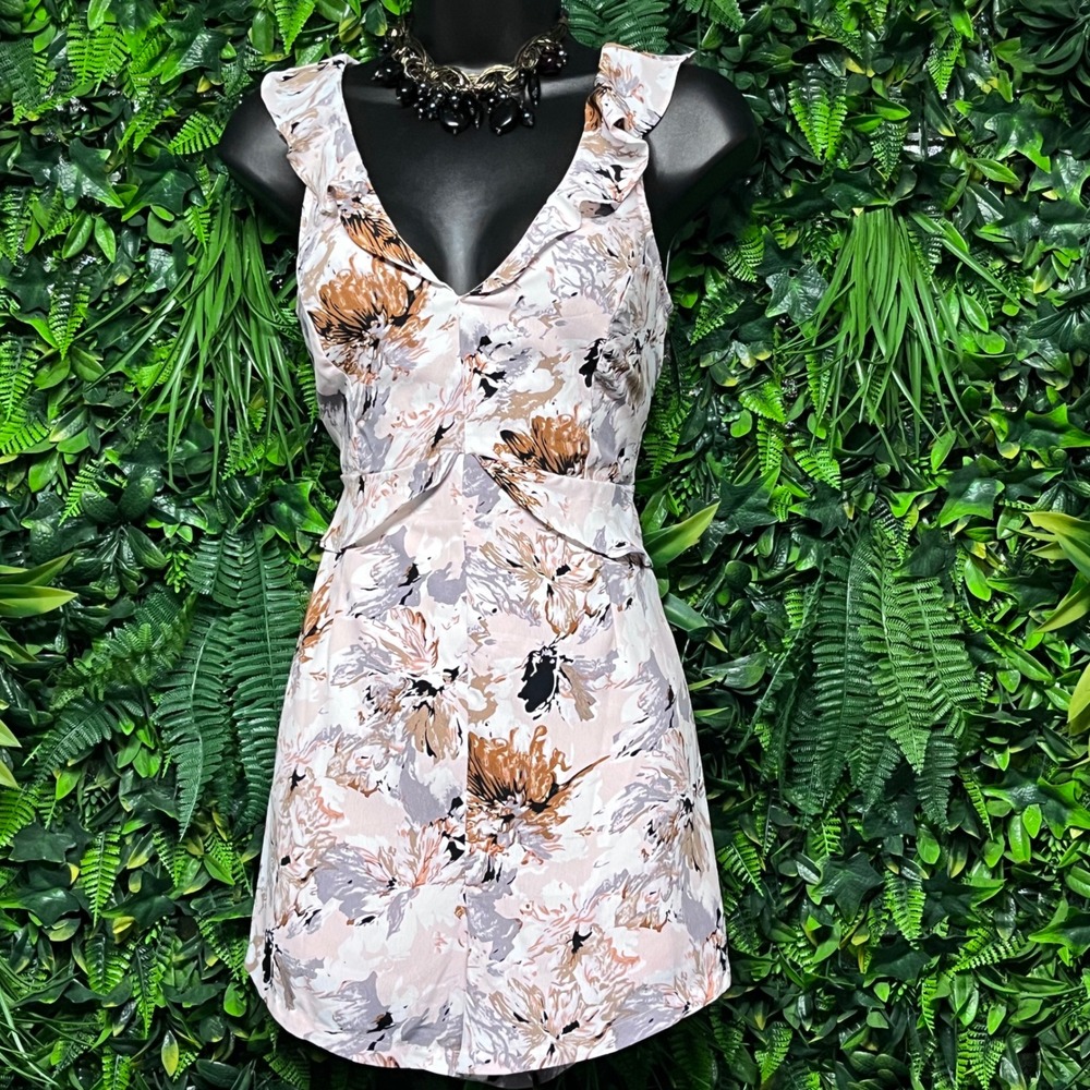 Lulus Jumpsuit Medium Pink Floral Ruffle V-Neck Sleeveless Shorts Romper  3688 - Picture 2 of 8